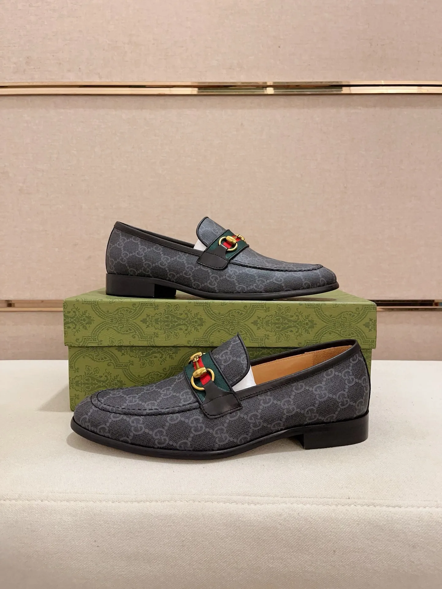 Men's shoes 💰: 520💰 (GUCCI) New product series ss hot new products 💢 💠 Casual suit shoes 👞, top imported materials Upper hardware buckles and shoe side logos, insoles and soles with brand logos 💠 💎 Upper: imported PVC material 100% 💎 Lining: cowhide/100% 💎Feet: cowhide/100% 💎Sole: rubber/100% 💎SIZE: 38 39 40 41 42 43 44 Can be customized 45